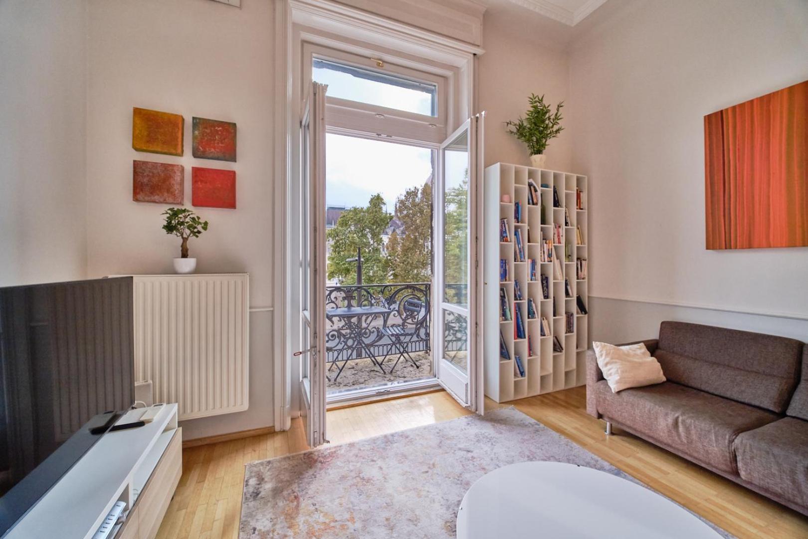 Charming With Parliament Views Apartment Budapest
