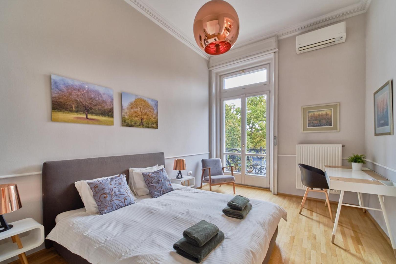 Charming With Parliament Views Apartment