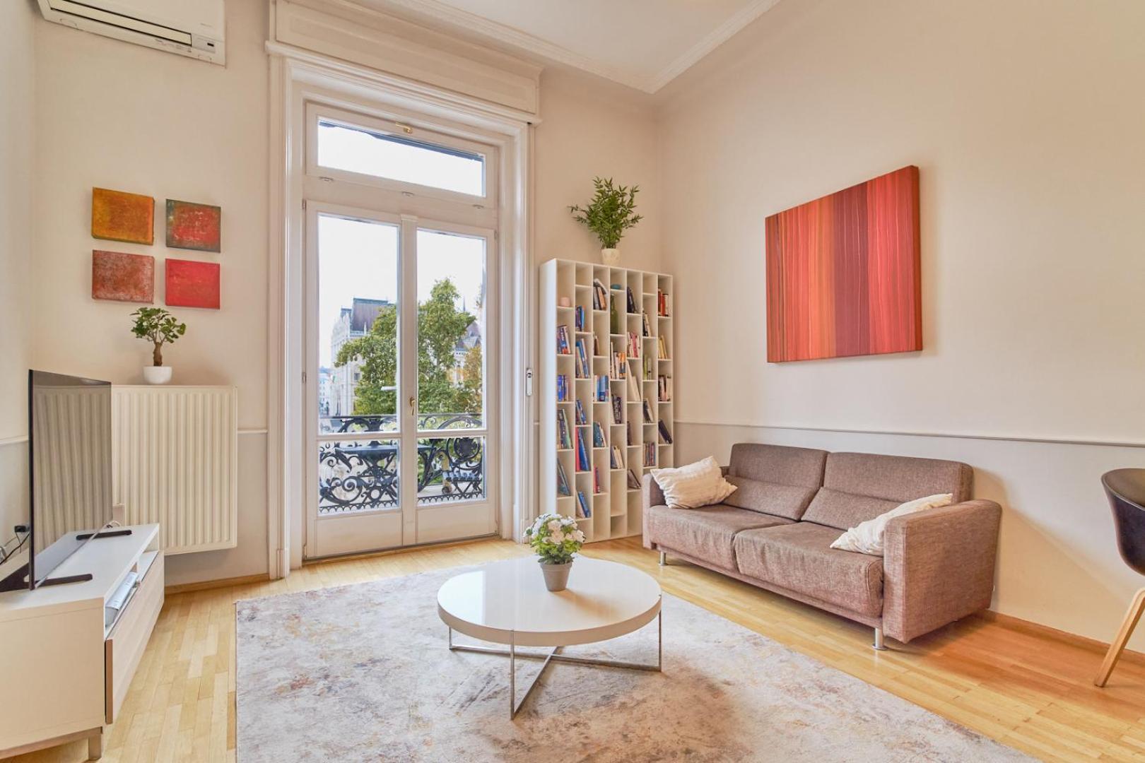 Charming With Parliament Views *