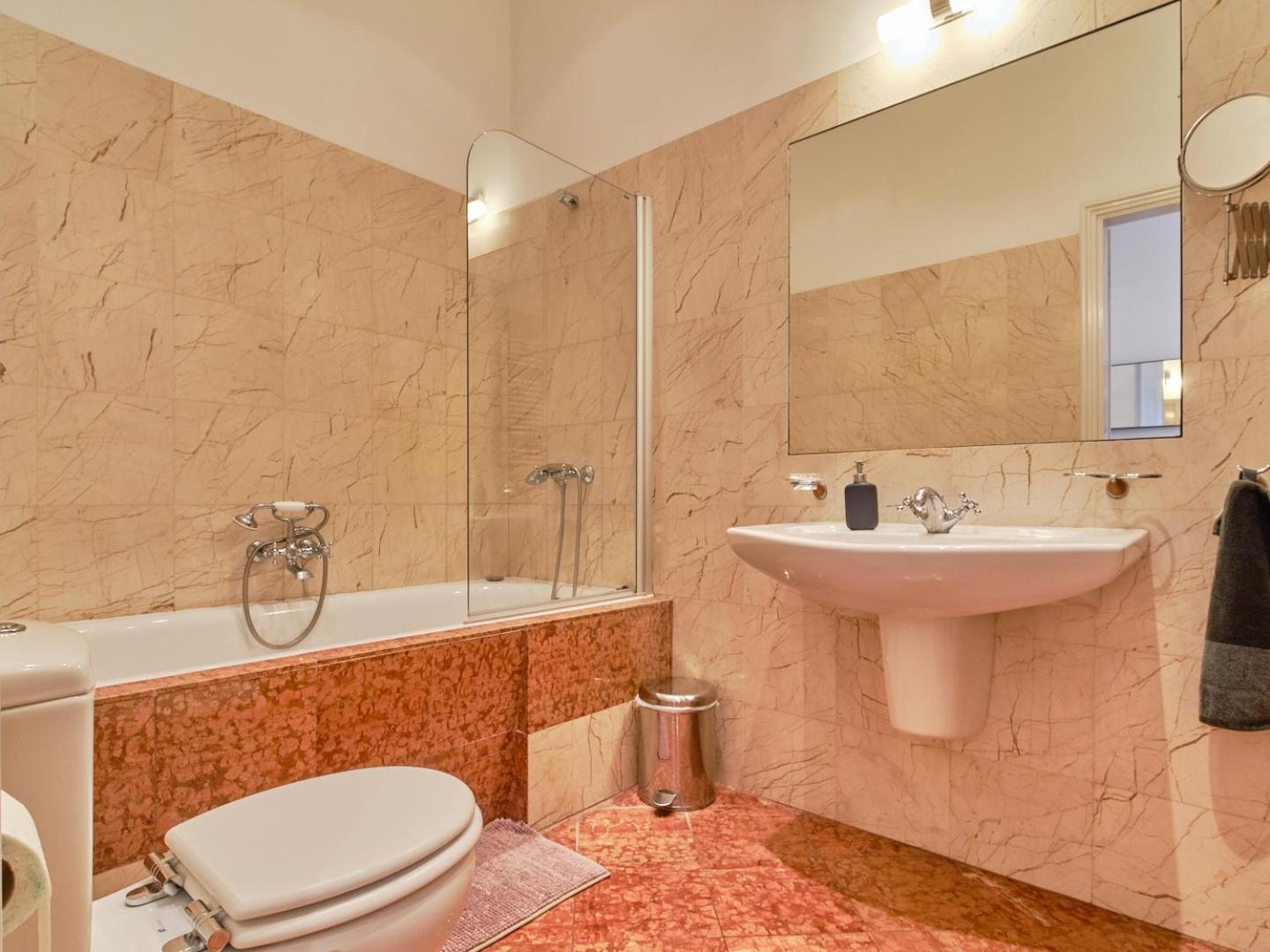 Charming With Parliament Views Apartment